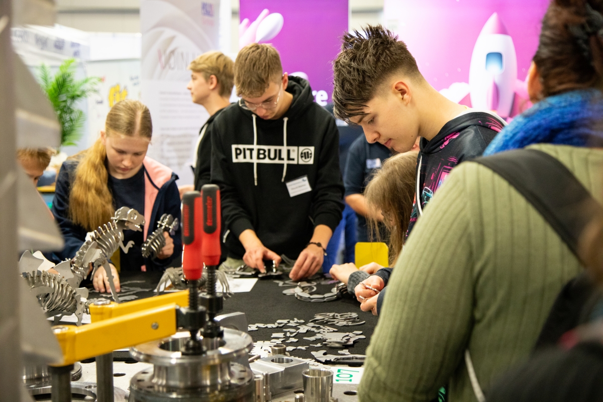 Jugendliche informieren sich bei einer Berufsorientierungsveranstaltung über technische Ausbildungsberufe und probieren praktische Anwendungen aus. Das Bild steht für Nachwuchsförderung, Fachkräftesicherung und die Verbindung von Bildung und regionaler Wirtschaft.