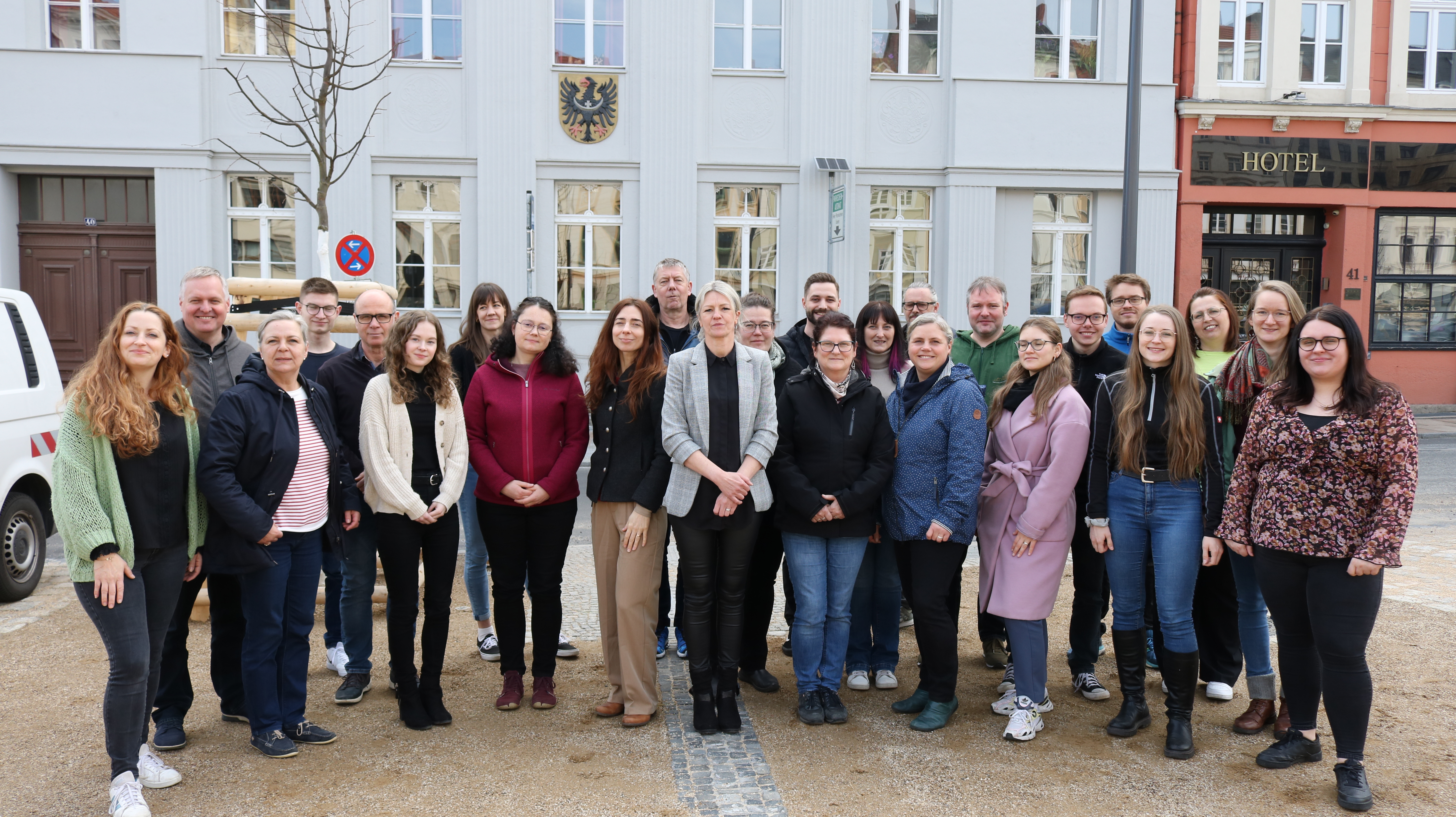 Mitarbeiter der ENO, Gruppenbild vor dem Frmengebäude in Görlitz